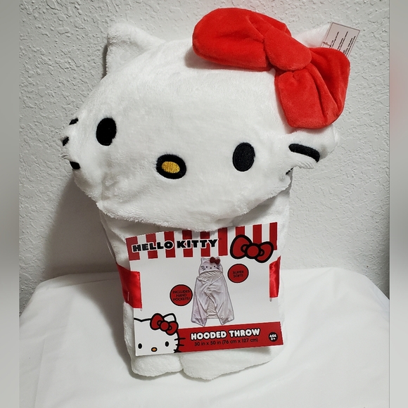 Hello Kitty Hooded Throw - Picture 3 of 5